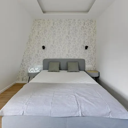 Jasne Studia Victus Blisko Plazy By Noclegi Renters-2